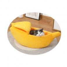 갓 태어난 아기 고양이 강아지들을 위한 바나나 침대